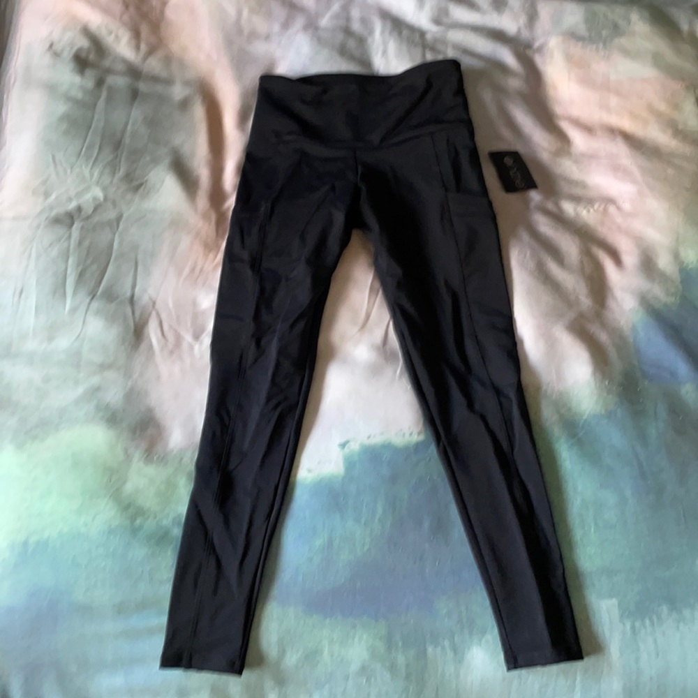 Onzie Black Pocket Leggings - size small - NWT